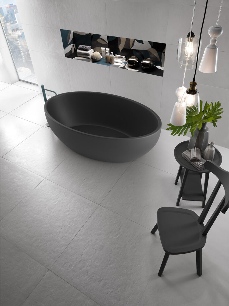 Pietra di Luna una collezione in gres porcellanato effetto pietra. Piastrella bianca per un ambiente di design.